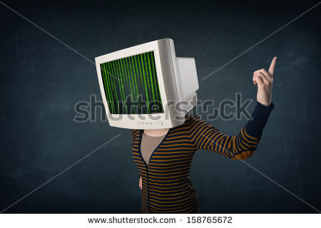 Chica con un ordenador en la cabeza y levantando un brazo
